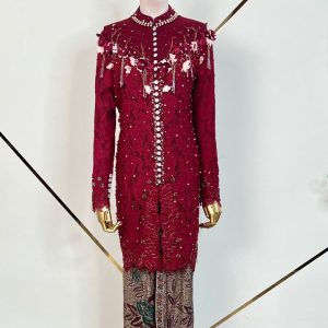 Busana Keluarga Maroon 1