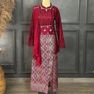 Busana Penerima Tamu Maroon 4