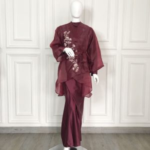 Busana Penerima Tamu Maroon 4