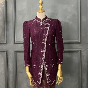 Busana Keluarga Maroon 12